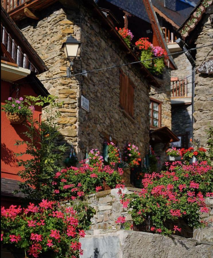 Casa De Piedra Con Encanto En El Bonito Pueblo De Bagergue Exterior photo